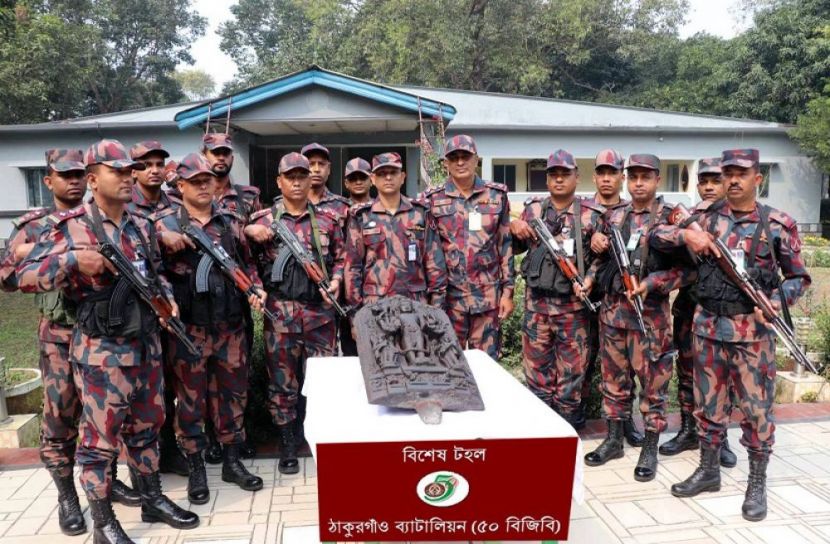 ঠাকুরগাঁওয়ে কষ্টি পাথরের মূর্তি উদ্ধার করলো বিজিবি 