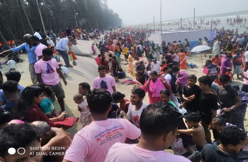 কক্সবাজার সৈকতে হাজারো মানুষের মিলনমেলা