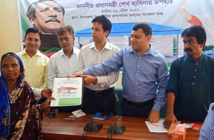 দৌলতপুরে ভূমিহীন ও গৃহহীনদের মাঝে ঘর হস্তান্তর