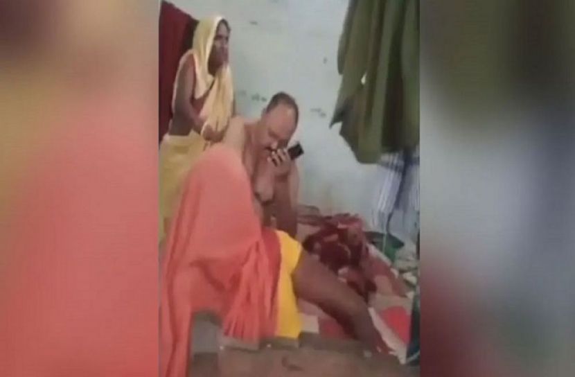 মাকে দিয়ে বডি ম্যাসাজ করালেন পুলিশ কর্মকর্তা
