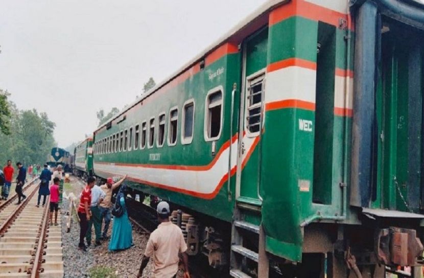 যাত্রীর চাপে ভেঙ্গে গেল স্প্রিং