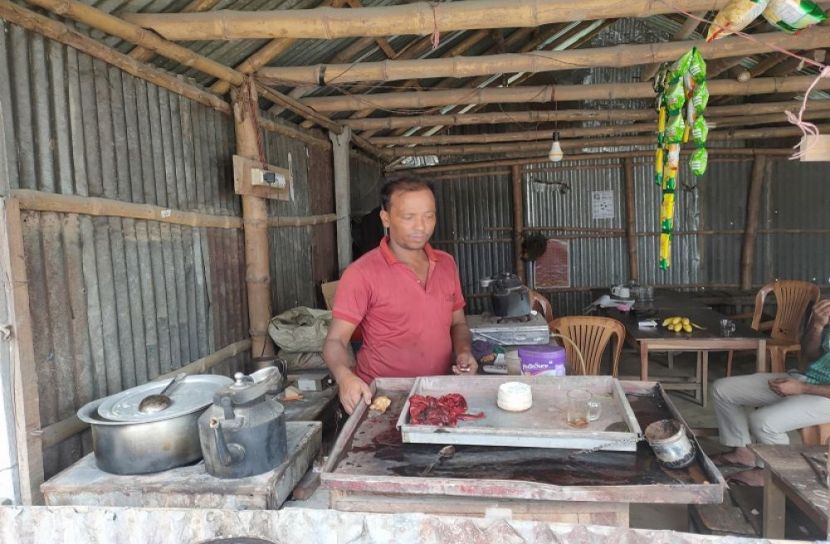 স্নাতক পাস করে দিলেন চায়ের দোকান!