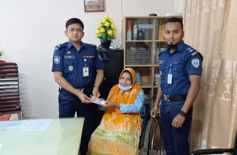 নারীর চিকিৎসার টাকা উদ্ধার করলেন ওসি