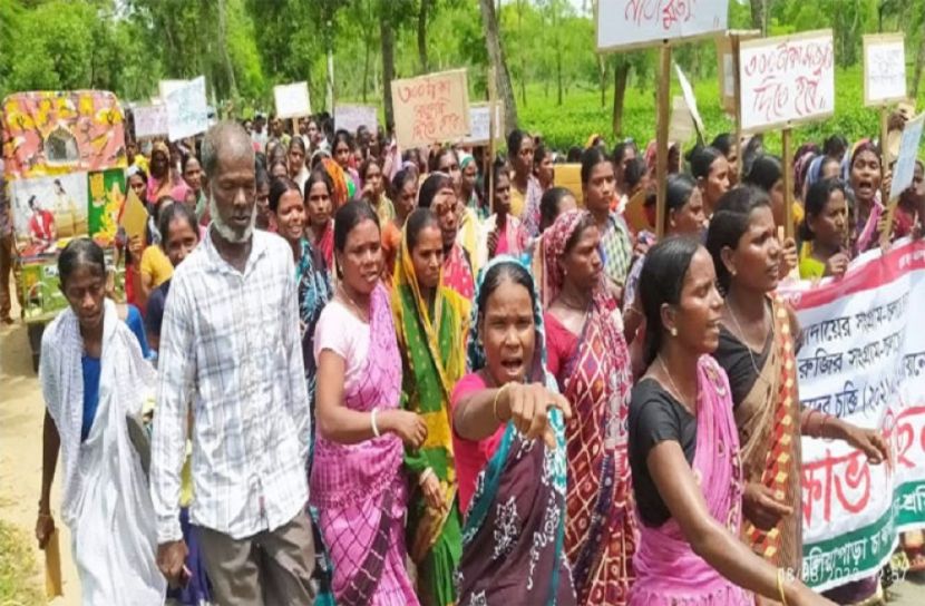 চা-শ্রমিকদের মহাসড়ক অবরোধ