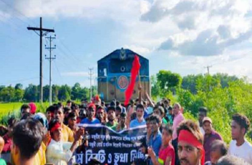 ট্রেন আটকে দিলেন চা-শ্রমিকরা