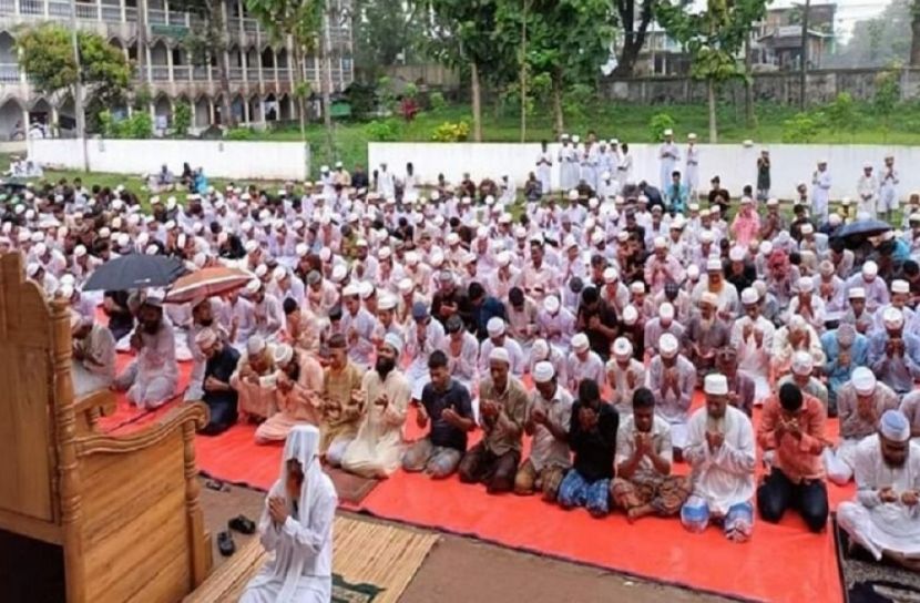 মোনাজাত শেষ হতেই ভিজে গেলেন মুসল্লিরা