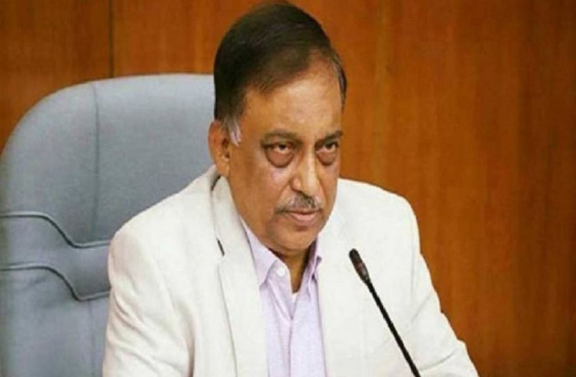প্রকাশ্যে কেউ ধূমপান করে না