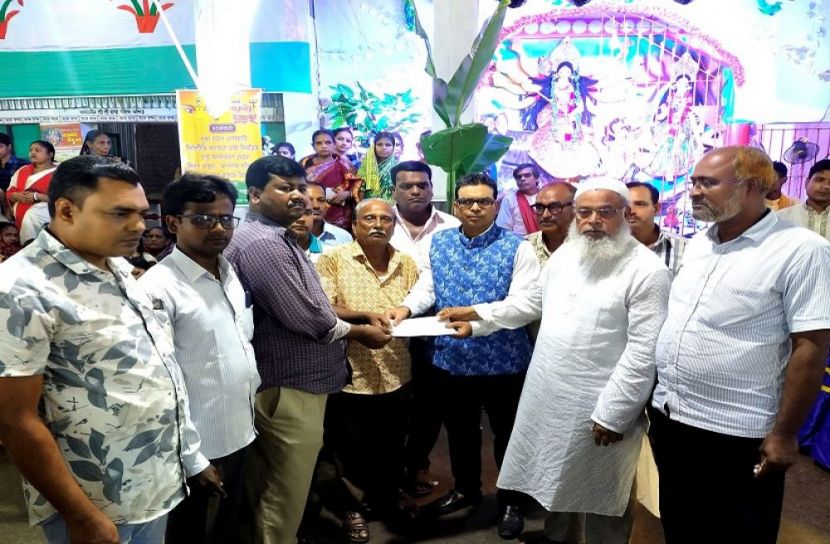 কাঁঠালিয়ায় পূজামন্ডপে আর্থিক সহায়তা প্রদান