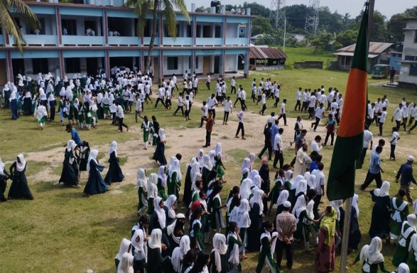 বিদ্যালয়ে ঢুকে ছাত্র-শিক্ষককে পেটালো সন্ত্রাসীরা 