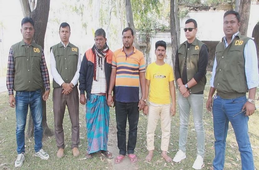 পাবনা মানসিক হাসপাতালে ৩ দালাল আটক