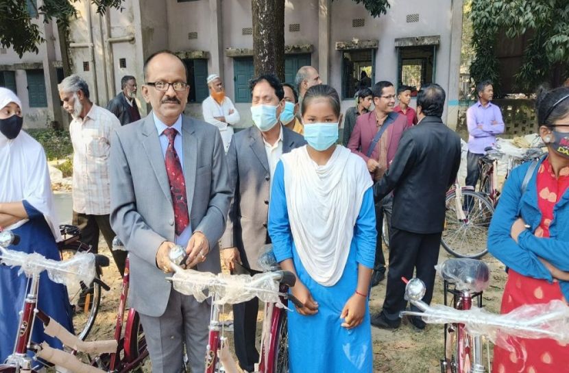 শিক্ষার্থীদের মাঝে সাইকেল বিতরণ