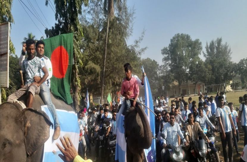 হাতি নিয়ে আর্জেন্টাইন সমর্থকদের শোভাযাত্রা!
