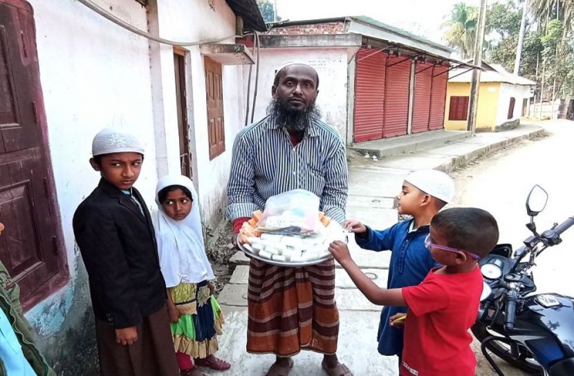নারকেলের তক্তি বিক্রি করেই রুটিরুজি
