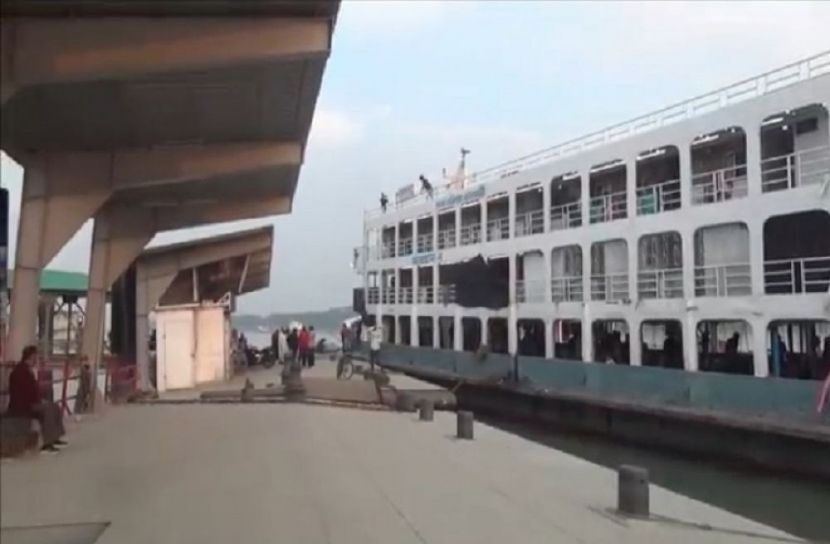 ঝালকাঠি রুটে যাত্রী সংকটে  লঞ্চ চলাচল বন্ধ