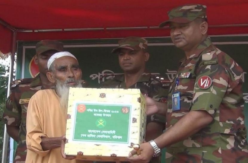 দুস্থদের মাঝে সেনাবাহিনীর ঈদ উপহার বিতরণ