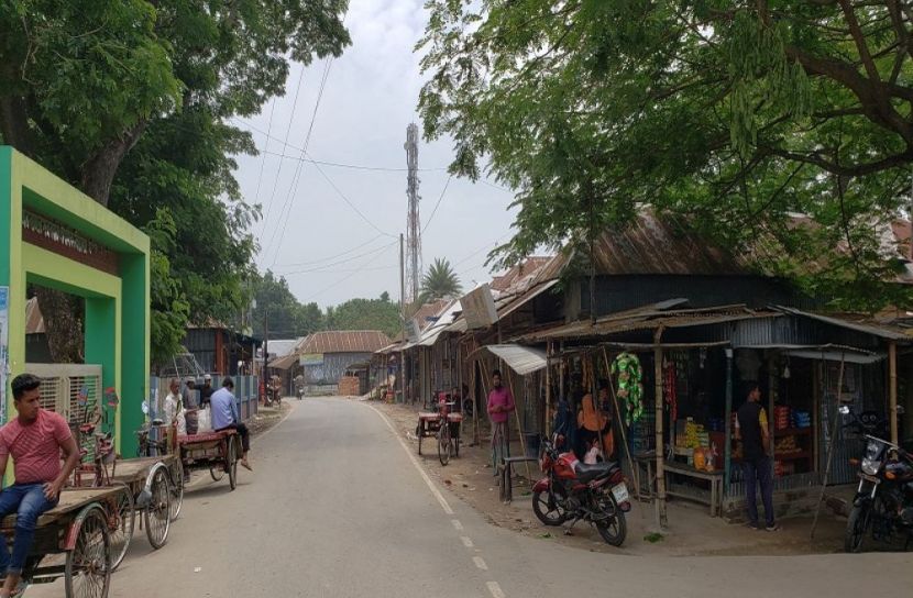 বিদ্যালয়ের জায়গা দখল করে ব্যবসা