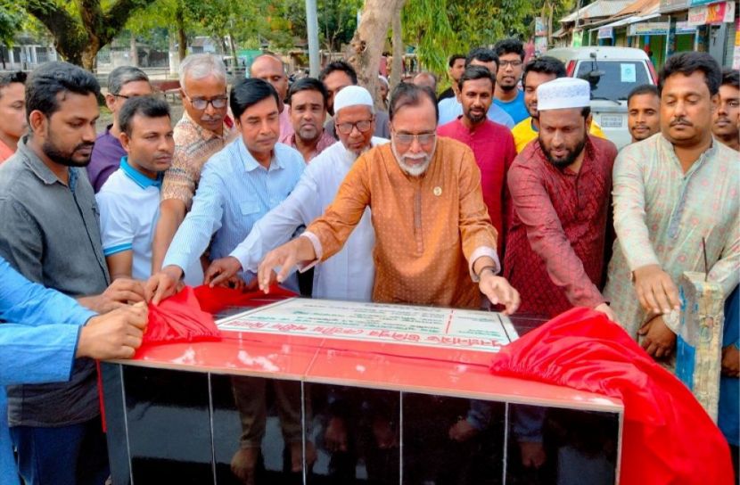 উলিপুরে শহিদ মিনা‌র উদ্বোধন