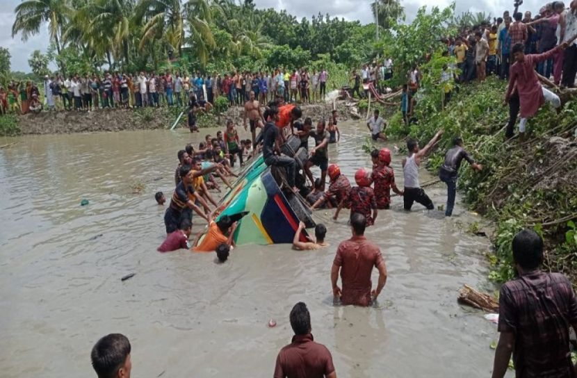 নিয়ন্ত্রণ হারিয়ে বাস পুকুরে, নিহত ১৭