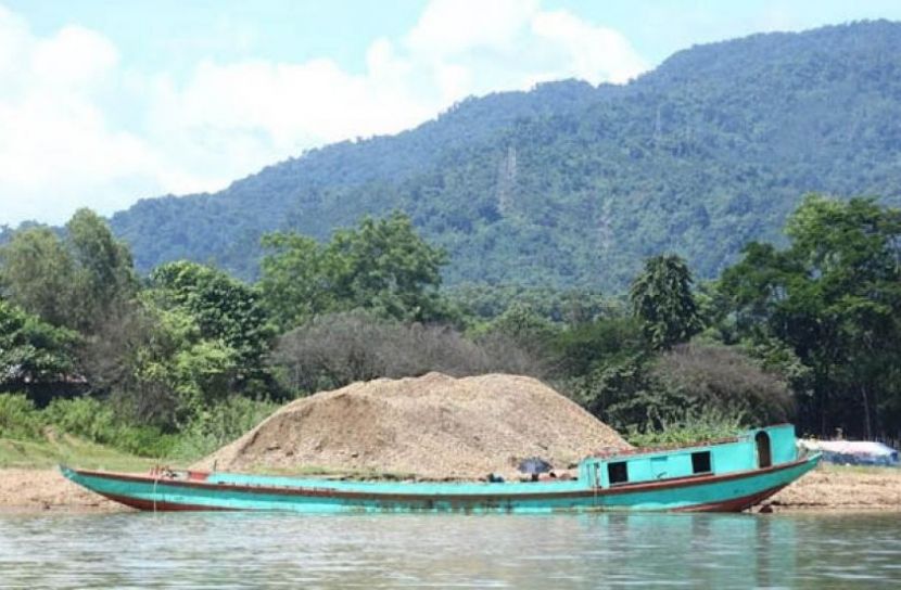 সিলেটে একদিকে উদ্ধার, অন্যদিকে চলছে হরিলুট