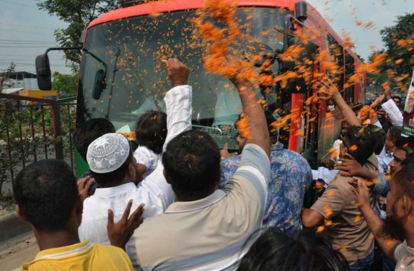 ফেনীর পথে পথে জনতার ঢল, প্রধানমন্ত্রীর গাড়ি ঘিরে পুষ্পবৃষ্টি