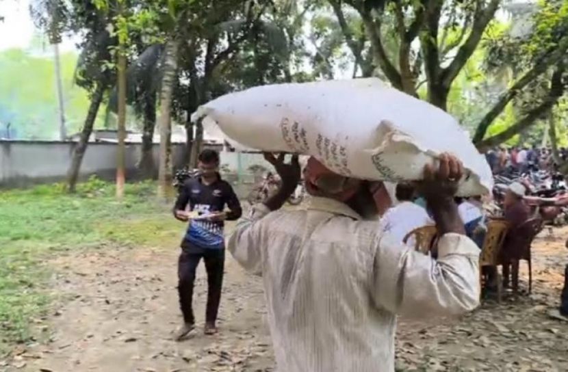 জীবননগরে সরকারি দামে সার কিনলেন কৃষকেরা