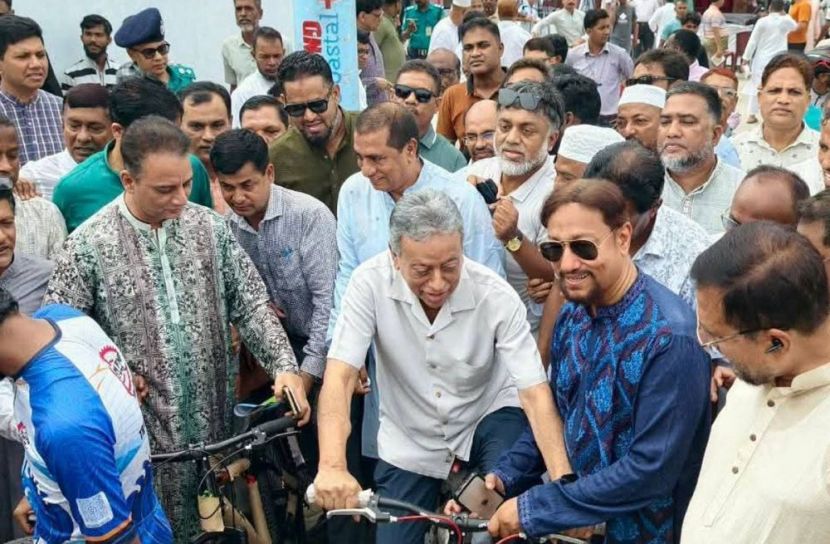 চট্টগ্রাম শাহ আমানত আন্তর্জাতিক বিমানবন্দর সড়কে সাইকেল ট্র্যাক উদ্বোধন করেন অর্থমন্ত্রী । ছবি : সংগৃহীত