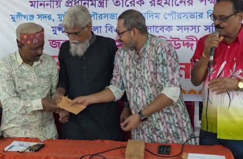 ৩৭টি পূজামণ্ডপে আর্থিক অনুদান মুন্সীগঞ্জ বিএনপি নেতার