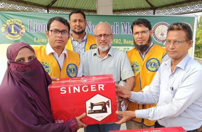 নোয়াখালীতে অসহায় নারীদেরকে সেলাই মেশিন প্রদান