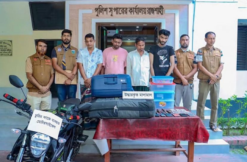রাজশাহীতে ক্রিকেটারদের চুরি হওয়া লাগেজ উদ্ধারের পাশাপাশি চারজনকে আটক করেছে পুলিশ । ছবি : সংগৃহীত