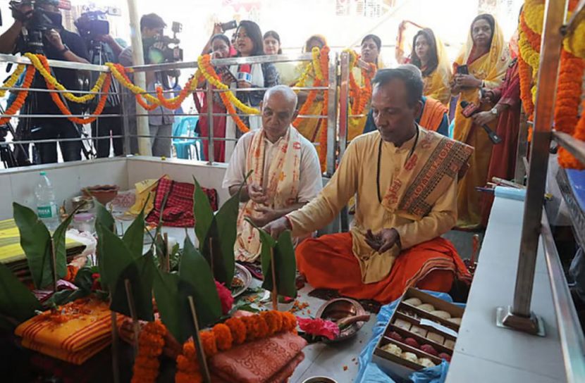 আজ রাজধানীর ঢাকেশ্বরী জাতীয় মন্দিরের মেলাঙ্গনের বেলতলায় ষষ্ঠীপূজা চলছে। ছবি : সংগৃহীত
