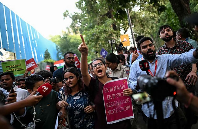 নেহা বোরাকে (মাঝে) ককরোচ জনতা পার্টির সমর্থকদের সাথে স্লোগান দিতে দেখা যাচ্ছে। ছবি : এএফপি