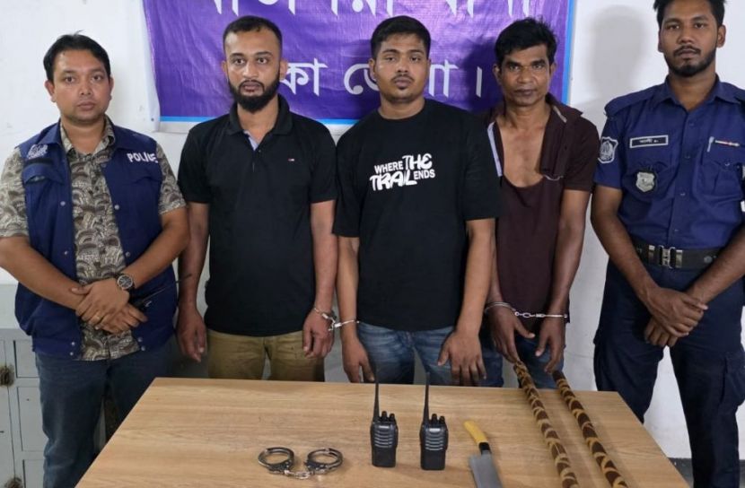 আশুলিয়ায় পুলিশ পরিচয়ে ডাকাতির প্রস্তুতিকালে হায়েসসহ গ্রেপ্তার ৩
