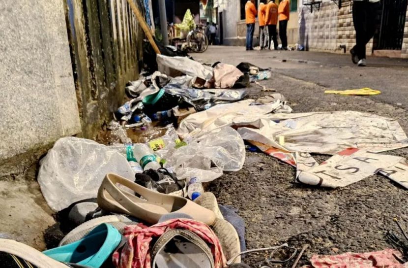 কলকাতার চোরবাগান মণ্ডপে পদদলিত হওয়ার ঘটনার পর ছড়িয়ে-ছিটিয়ে থাকা জুতো ও অন্যান্য সামগ্রী। ছবি : এএনআই
