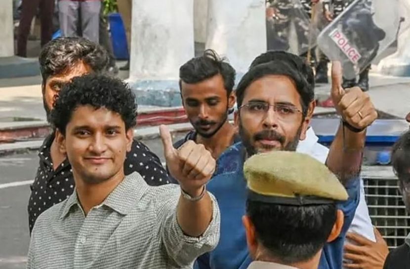 সৌরভ দাস ও আশুতোষ রাঙ্কা । ছবি: রয়টার্স