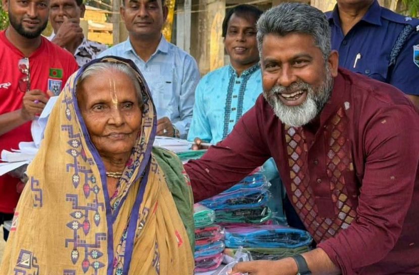 বদলগাছীতে সনাতন ধর্মাবলম্বী দুস্থদের মাঝে বস্ত্র বিতরণ