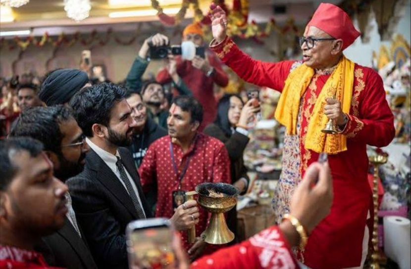 দুর্গাপূজায় মেতে উঠলেন মেয়র জোহরান মামদানি