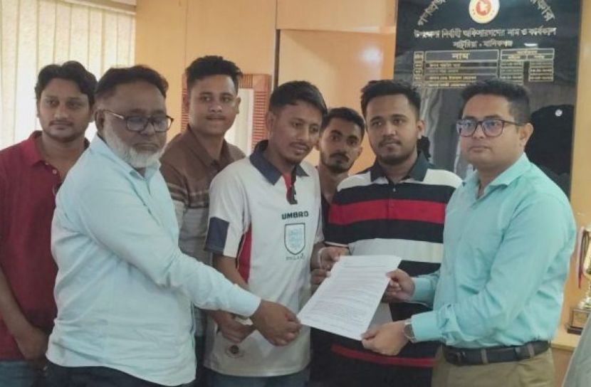ফিটনেসবিহীন বাস বন্ধ ও নিরাপদ সড়কের দাবিতে ছাত্রদলের স্মারকলিপি